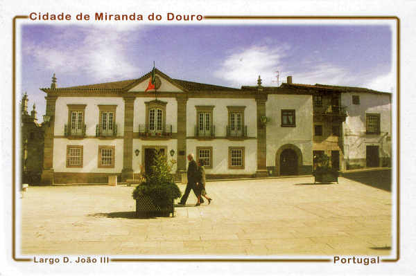 N.� 14 - TERRAS DE MIRANDA - Ed. TIP. VOZ DE LAMEGO, LDA. FOTOGRAFIA: CRISTINA DUARTE * RUA DR. AM�NDIO MOTA VEIGA, 4 B * R/C D.To * 6270 BEJA - SD - Dim. 15x10 cm - Col. Manuel B�ia (2003)