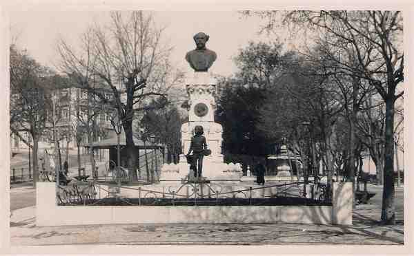 De quem � o busto? Onde se encontra? Quem editou o postal? Quando? - Respostas recebidas com a identifica��o completa relativa ao postal ilustrado. O nosso obrigado �s pessoas que nos esclareceram.