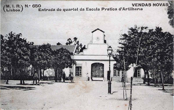 N.� 650 - Entrada do quartel da Escola Pratica d'Artilheria - Edi��o M.I.R., Lisboa - Dim. 139x89 mm - Col. A. Monge da Silva