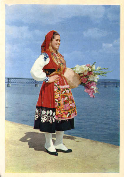 N� 28 - VIANA DO CASTELO. Vienense de Santa Marta de Portuzelo em traje de luxo - Edi��o Lusocolor, Viana Castelo - SD - Dim. 14,8x10,4 cm - Col. A. Monge da Silva (1970)