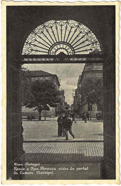 SN - Viseu-Portugal-Rossio e Rua Formosa vistos do portal da Camara Municipal - Edi��o da Comiss�o Municipal de Turismo - Impresso na Tipografia Comercial Anadia - SD -  Dim. 9x14 cm. - Col. Jaime da Silva (Circulado em 1946)