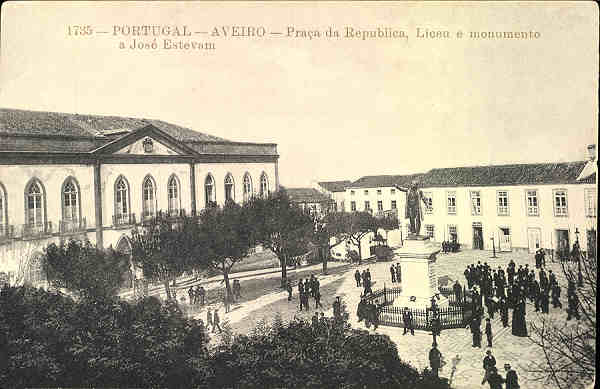 N� 1735-PORTUGAL AVEIRO Praca da Republica, Liceu e monumento a Jos� Estevam-Editor Alberto Malva, R. da Madalena, 23 LX - SD-Dim 13,9x9cm-Col.Paulo Neves.