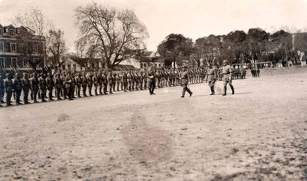 SN - Portugal. Caldas da Rainha - Parada militar em frente ao Hotel Lisbonense - Editor an�nimo - SD - Dim.9x14 cm - Col. Miguel Chaby