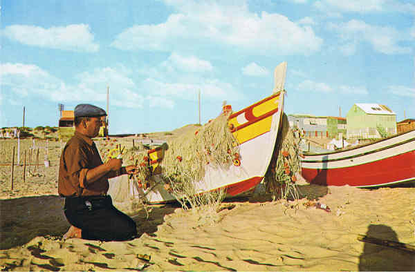 N.� 615 - COSTA DA CAPARICA - PORTUGAL Pescador preparando as redes - Ed. Centro de Caridade "N.� Sr� do Perp�tuo Socorro", PORTO Foto de Te�filo Rego - S/D - Dim: 15x10,5cm - Col. F�tima B�ia (1976).