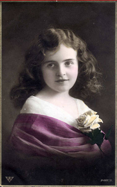 N� 34302,2 - Menina com rosa ao peito com lantejoulas coladas - Edi��o NBC, Espanha, serie 6967 - Dim. 13,7x8,6 cm - Col. Am�lcar Monge da Silva (cerca de 1910)