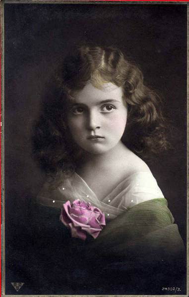 N� 34302,3 - Menina com rosa ao peito com lantejoulas coladas - Edi��o NBC, Espanha, serie 6967 - Dim. 13,7x8,6 cm - Col. Am�lcar Monge da Silva (cerca de 1910)