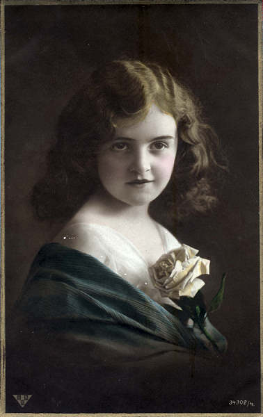 N� 34302,4 - Menina com rosa ao peito com lantejoulas coladas - Edi��o NBC, Espanha, serie 6967 - Dim. 13,7x8,6 cm - Col. Am�lcar Monge da Silva (cerca de 1910)