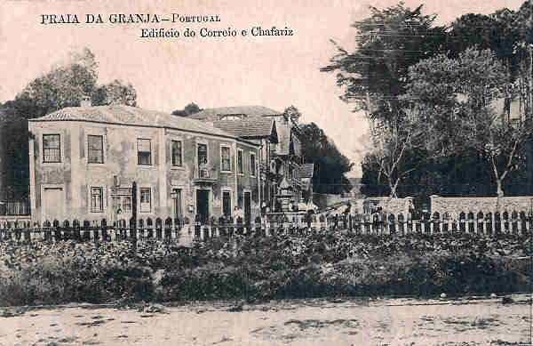 SN - Portugal. Praia da Granja - Edificio do Correio e Chafariz - Editor n�o indicado - Cir. em 1920 - Dim. 14x9 cm. - Col. M. Chaby