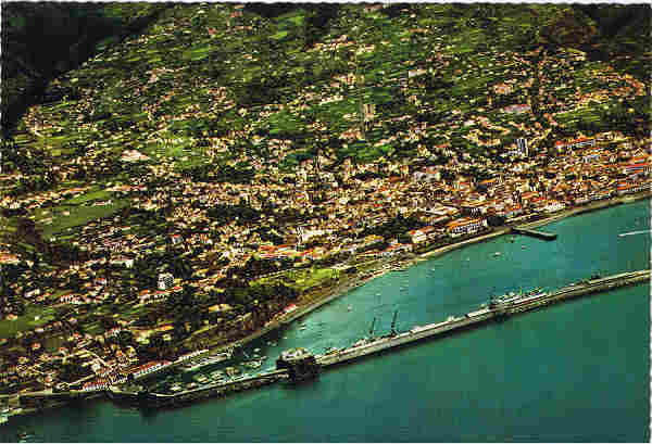 N.� 1163/20 - MADEIRA, Funchal - Vista a�rea do Funchal - Ed. Portugal Tur�stico Impresso na Alemanha - SD - Dim. 14,6x10,2 cm. - Col. F�tima e Manuel B�ia (1975).
