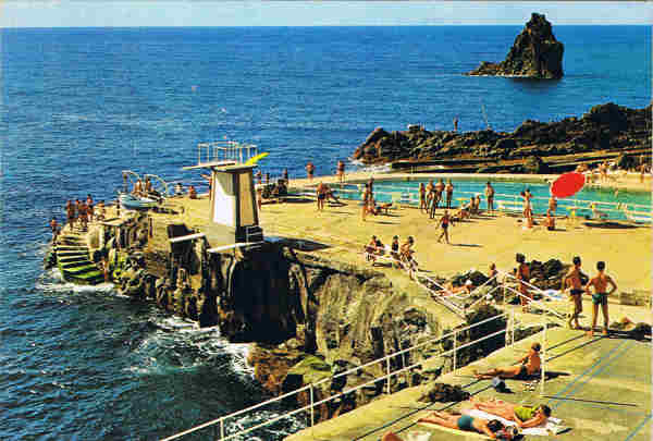 N.� 189 - ILHA DA MADEIRA - FUNCHAL -  (PORTUGAL) Aspecto do Lido - Ed. Centro de Caridade "N.� Sr.� do Perp�tuo Socorro"-PORTO Fotografia gentilmente cedida por d'E�A - SD - Dim. 15x10,4 cm. - Col. F�tima e Manuel B�ia (1975).