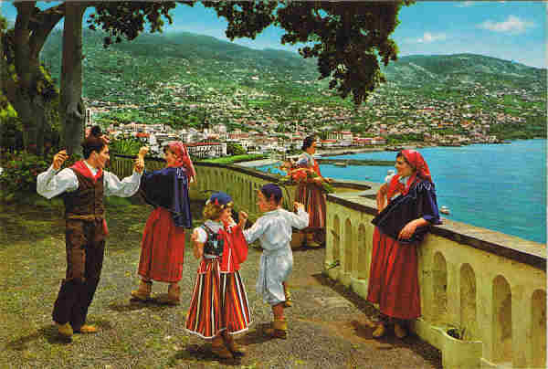 MD 88 - MADEIRA , Funchal - Vista parcial do Funchal - Distribuidor no Funchal: F. Ribeiro. Rua Nova de S. Pedro 27. Telef. 23930 - SD - Dim. 14,5x10,2 cm. - Col. F�tima e Manuel B�ia (1975).