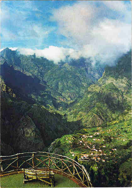 N.� 187 - ILHA DA MADEIRA (PORTUGAL) Vista do Curral das Freiras - Ed. Centro de Caridade "N. Sr� do Perp�tuo Socorro" - PORTO Distribuidor no Funchal: Francisco Ribeiro, Rua Nova de S. Pedro, 27 - Tel. 23930 Impreso Cobas y Cia. Fotografia gentilmente cedida por d'E�A - SD - Dim. 10,4x14,9 cm - Col. Manuel e F�tima B�ia (1975).