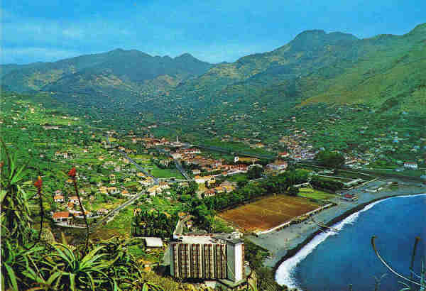 N.� 205 - MADEIRA Vista Geral da Ba�a de Machico - Ed. G�tica RUA N.S. DE F�TIMA 298 PORTO REPRESENTANTE NA MADEIRA CARV�O, MARTINS & SILVA,LDA - RUA DIREITA, 21 - FUNCHAL FABRICADO EM IT�LIA - SD - Dim. 14,8x10,4 cm. - Col. Manuel e F�tima B�ia (1975).