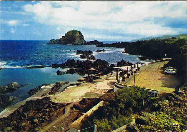 MD. 352 - MADEIRA  Piscina do Porto do Moniz - Ed. Francisco Ribeiro - Rua Nova de S. Pedro, 27 telef. 23930 FUNCHAL, MADEIRA - SD - Dim. 14,8x10,4 cm. - Col. Manuel e F�tima B�ia (1975).