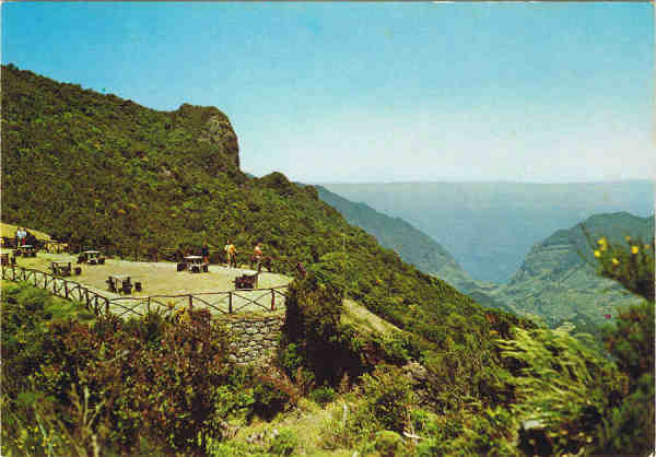 N.� 9 - MADEIRA Encumeada de S�o Vicente - Ed. PERESTRELLOS-PHOTOGRAPHOS Impresso da Noruega - SD - Dim. 14,8x10,3 cm - Col. Manuel e F�tima B�ia (1975).