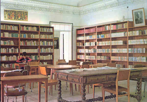 N� 18 - MOURA. Sala Principal da biblioteca - Edi��o C�mara Municipal de Moura (1980) - Dim. 15x10,5 cm - Col. A. Monge da Silva