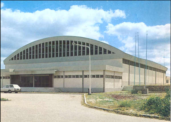N� 21 - MOURA. Pavilh�o Gimnodesportivo - Edi��o C�mara Municipal de Moura (1980) - Dim. 15x10,5 cm - Col. A. Monge da Silva