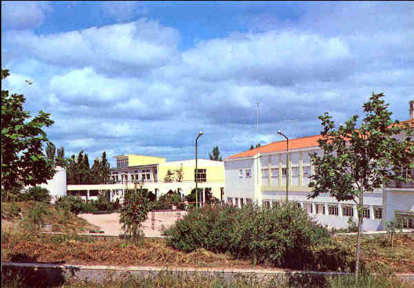 N� 27 - MOURA. Escola Preparat�ria e Secund�ria - Edi��o C�mara Municipal de Moura (1980) - Dim. 15x10,5 cm - Col. A. Monge da Silva