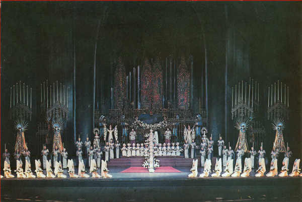 N� 25303-B - �Glory of Easter� at Radio City Music Hall - Editor �Rockefeller Center�, New York - Dim. 22,8x15,2 cm - Col. A. Monge da Silva (cerca de 1970)