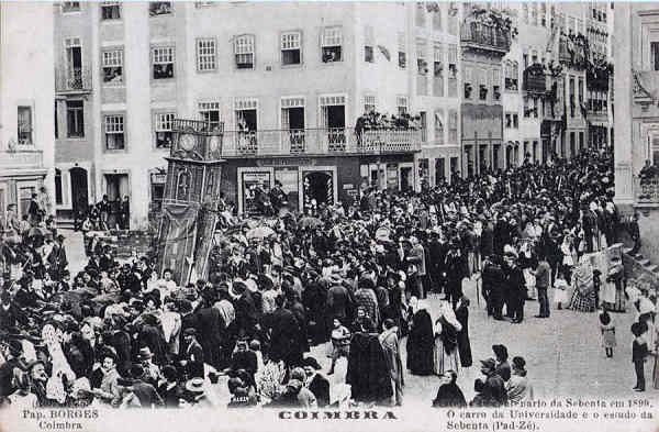 Col. A, 26 - Festejos e centen�rio da Sebenta em 1899. Carro da Universidade e o estudo da Sebenta (Pad - Z�) - Pap. Borges, Coimbra - Dim. 137x90 mm - Col. A. Monge da Silva (cerca de 1905)