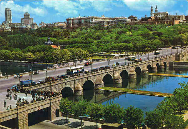 40- N.� 81 - MADRID - Puente de Segovia sobre el rio Manzanares - Ed. GARCIA GARRABELLA y Cia. S.R.C. Distribuidor: V. Martinez - A. Ferrant,8,6� Telf.2396096 - SD - Dim. 15x10,4 cm - Col. Manuel B�ia (1971)