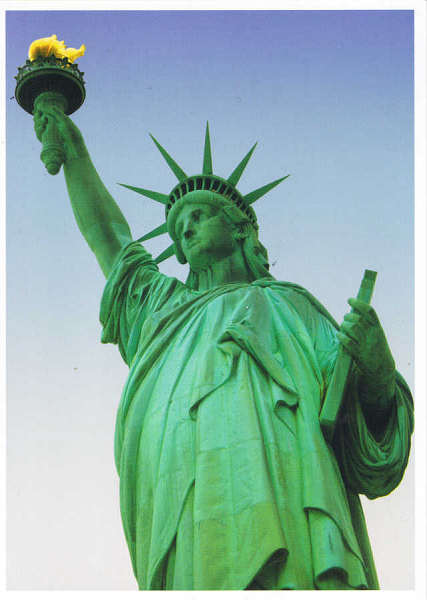 N� 55934 - Ellis Island - The Statue of Liberty holds the Torch of Enlightenment and the Book of Law inscribed with the date of the Declatation of Independence. Since 1886 she has stood proudly in New York Harbor, a gift of international friendship from the people of France to the people of the United States - Ed. Impact www.impactphotographics.com Photographer - Dai Hirota - SD - Dim. 10,7x15 cm - Col. F�tima Manuela B�ia (2011)