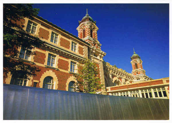 N� 62974 - The American Immigrant Wall of Honor, erected by the Statue of Liberty-Ellis Island Foundation, bears the names of past immigrants and their American descendents. Their names are a contribution to the continuing saga of America - Ed. Impact www.impactphotographics.com Photographer - Jon Ortner,2009 - Dim. 15x10,7 cm - Col. F�tima Manuela B�ia (2011)