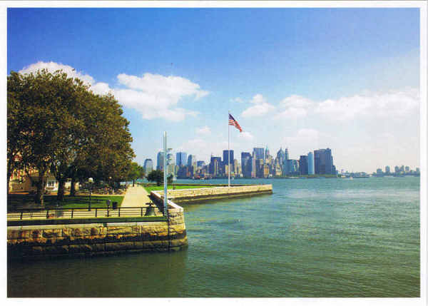 N� 62981 - Beyond Ellis Island, the New York City skyline hints at the possibilities and promise of a new life in the United States - Ed. Impact www.impactphotographics.com Photographer - Joe Luman, Terrell Creative - SD - Dim. 15x10,7 cm - Col. F�tima Manuela B�ia (2011)