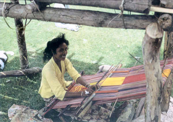 N� 3 - TIMOR. Mulher tecendo (loro Lospalos) - Edi��o Movimento Nacional Feminino - 15,0x10,5 cm - Col. A. Monge da Silva (1970)