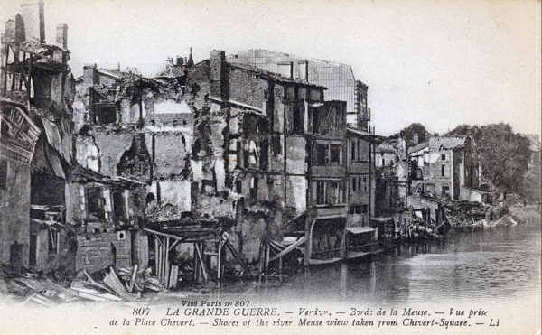 807 - La Grande Guerre. Verdun, Bord de la Meuse - Vue prise de la Place Chevert - Edition � Lev, Fils & Cie �, Paris - Dim. 140x87 mm . Col. A. Monge da Silva (cerca de 1920)