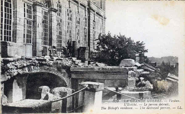 809 - La Grande Guerre. Verdun,  L�Ev�ch� - Le perron d�truit  - Edition � Lev, Fils & Cie �, Paris - Dim. 140x87 mm . Col. A. Monge da Silva (cerca de 1920)