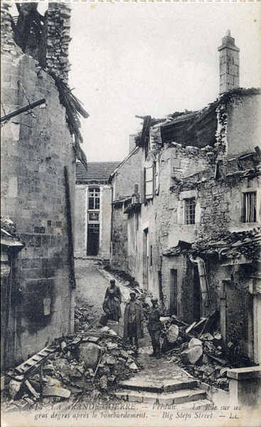 818 - La Grande Guerre. Verdun, La rue sur les gros degr�s apr�s le bombardement - Edition � Lev, Fils & Cie �, Paris - Dim. 140x87 mm . Col. A. Monge da Silva (cerca de 1920)