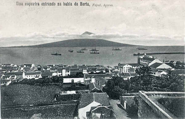 SN - Uma esquadra entrando na Bahia da Horta - Registado "J.Goulart", Fayal, A�ores (Em carimbo branco) - Dim. 139x90 mm - Col. A. Monge da Silva (c. 1910)