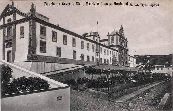 SN - Palacio do governo civil, Matriz e Camara Municipal da Horta - Registado "J.Goulart", Fayal, A�ores (Em carimbo branco) - Dim. 140x90 mm - Col. A. Monge da Silva (c. 1910)