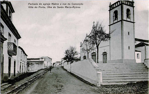 SN - Villa do Porto, Fachada da egreja Matriz e rua da Concei��o - Editor desc. - Dim. 138x90 mm - Col. A. Monge da Silva (+- 1910)