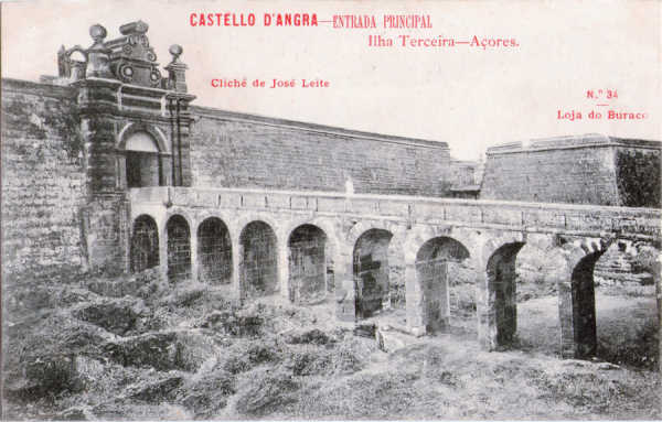N� 34 - Entrada principal do Castello d'Angra - Edi��o da Loja do Buraco, clich� de Jos� Leite - Dim. 138x86 mm - Col. A. Monge da Silva (anterior a 1910)