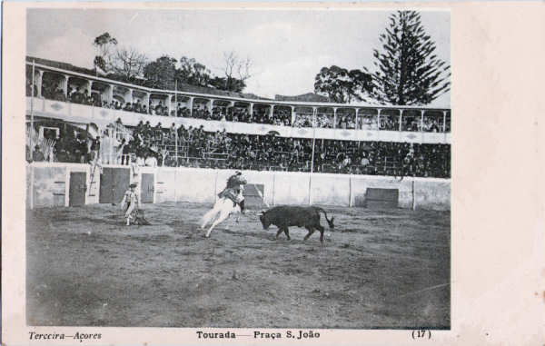 N� 17 - Angra do Heroismo, Tourada na Pra�a de S. Jo�o - Editor desc. - Dim. 140x90 mm - Col. A. Monge da Silva (c. 1910)