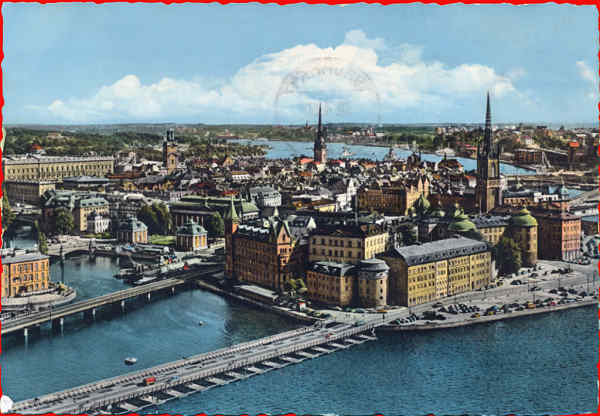N� 59/8 - Stockholm, Riddarholmen och Gamla Stan�n fran Stadshusets torn (Riddarholmen e cidade velha vistos da torre da C�mara Municipal) - Editor �Grafisk Konst� - Dim. 14,3x10,1 cm - Carimbo Postal 1960 - Col. A. Monge da Silva