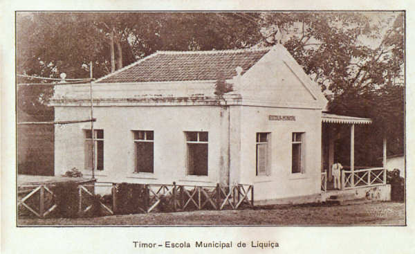 SN - Timor - Escola Municipal de Liqui�� - Edi��o da Circunscri��o Civil de Liqui�a -  SD - Dim. ??x?? cm - Col. Monge da Silva (Cerca de 1925)