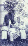 SN - Timor - Uma fam�lia crist� - Edi��o da Miss�o -  SD - Dim. ??x?? cm - Col. Monge da Silva (Cerca de 1927)