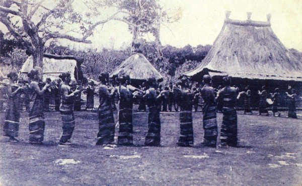 SN - Timor - Um tebedai (dan�a  ind�gena) - Edi��o da Miss�o - SD - Dim. ??x?? cm - Col. Monge da Silva (Cerca de 1927)