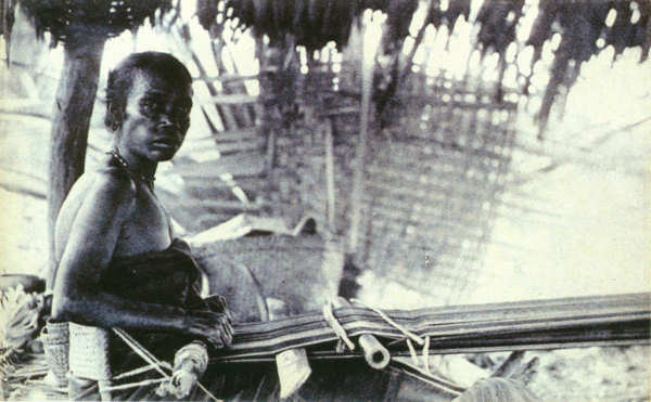 SN - Timor - Como se tecem os panos de Timor - Edi��o da Miss�o - SD - Dim. ??x?? cm - Col. Monge da Silva (Cerca de 1927)