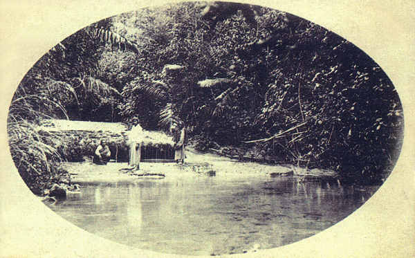 SN - Timor Portugu�s - Uma nascente - Edi��o da Miss�o - SD - Dim. ??x?? cm - Col. Monge da Silva (Cerca de 1927)