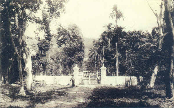SN - Timor Portugu�s - Entrada do parque da miss�o de Lahane - Edi��o da Miss�o - SD - Dim. ??x?? cm - Col. Monge da Silva (Cerca de 1927)