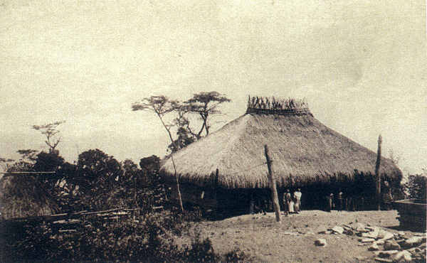 SN - Timor Portugu�s - Uma casa ind�gena - Edi��o da Miss�o - SD - Dim. ??x?? cm - Col. Monge da Silva (Cerca de 1927)