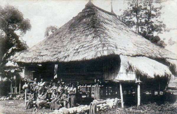 SN - Timor Portugu�s - Resid�ncia de um chefe ind�gena - Edi��o da Miss�o - SD - Dim. ??x?? cm - Col. Monge da Silva (Cerca de 1927)