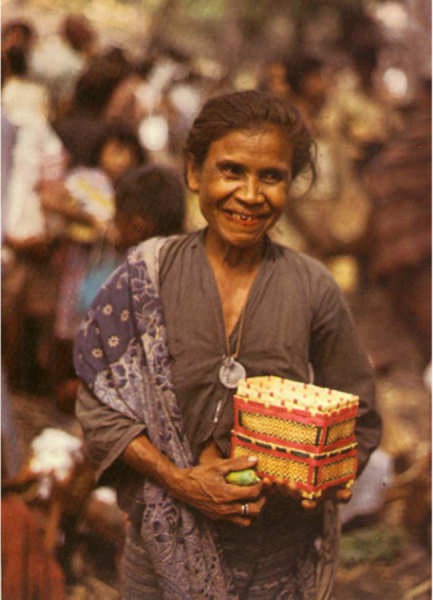SN - O�cussi. Mulher no bazar - Foto Major Duarte Fountoura - Edi��o do CTI-Timor - SD - Dim. ??x?? cm - Col. A. Monge da Silva  (cerca de 1970)