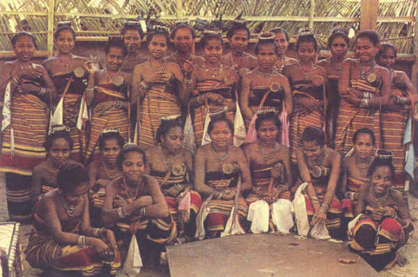 SN - Raparigas de Viqueque - Foto Carlos Candal - Edi��o do CTI-Timor - SD - Dim. 148x101 mm - Col. A. Monge da Silva (cerca de 1966)