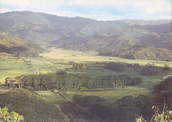 N� 8 - Ermera, Vale da ribeira Gleno - Edi��o do MNF-Timor - SD - Dim. ???x??? mm - Col. A. Monge da Silva (cerca de 1970)