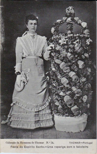 N� 24 - Festa do Esp�rito Santo, Uma rapariga com o tabuleiro - Collec��o da Havaneza de Thomar - Dim. 139x78 mm - Col. A. Monge da Silva (cerca de 1903)